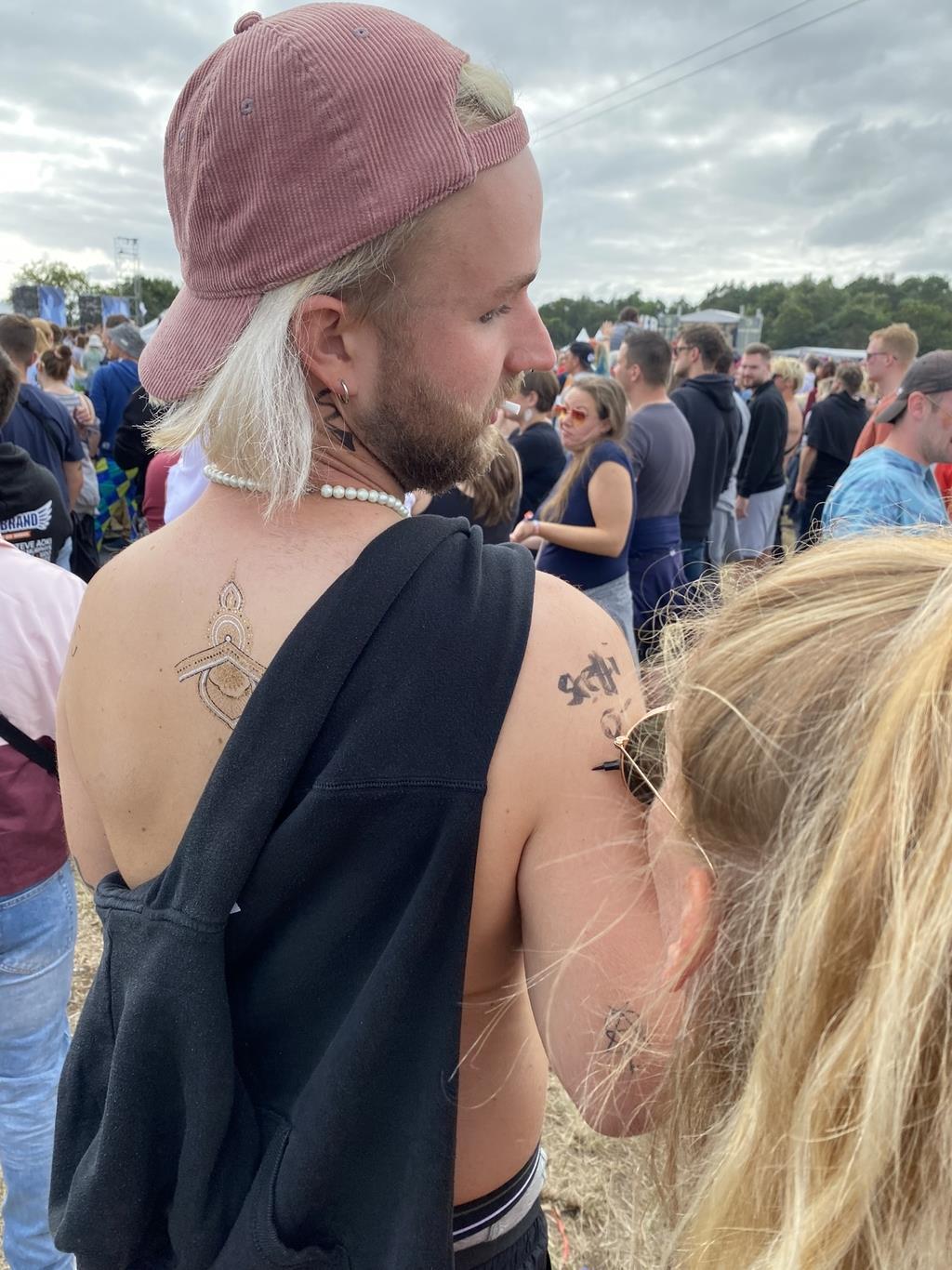 Dieser Fan sammelt Autogramme der anderen Art. Auf seinem Körper dürfen Fans den...
