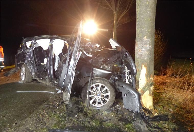 Fahrer (53) von Motorblock eingeklemmt - Lebensgefahr! Unfall zwischen Steinau und Odisheim.