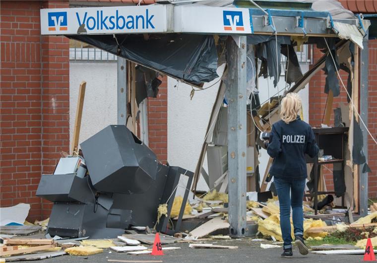 Zahl der gesprengten Geldautomaten steigt rasant an Dieser Geldautomat wurde im Dezember 2015 im niedersächsischen Hambühren gesprengt. In diesem Jahr sind bereits jetzt mehr Automaten gesprengt worden als 2015.