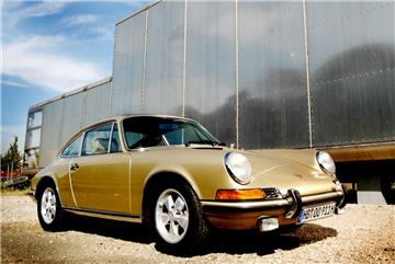Dieser goldene Porsche ist in Bremen gestohlen wurden.