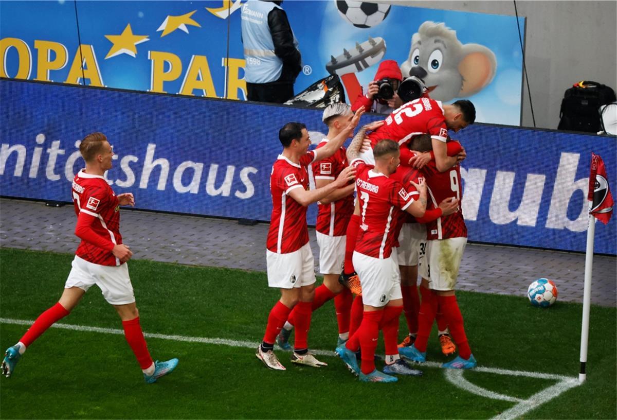 Bundesliga: Bayern sind weiter auf Titelkurs Dieser Jubel der Freiburger über den Ausgleich dauert nicht lange. Danach drehen die Bayern richtig auf.