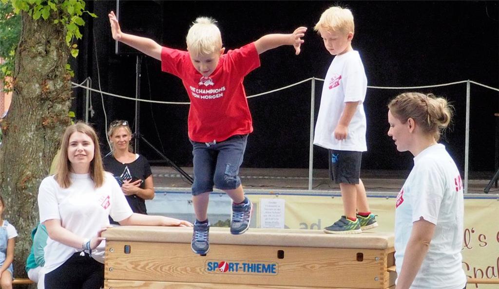 Dieser junge "Champion von Morgen" macht gerade sein Abflug vom Sprung...