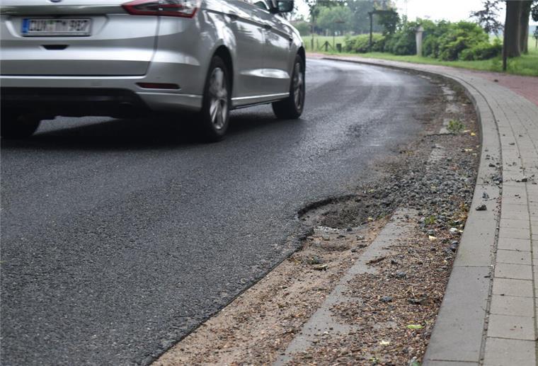 Hier wird es bald wieder stocken: die nächste Baustelle in Fickmühlen Eine defekte Straße