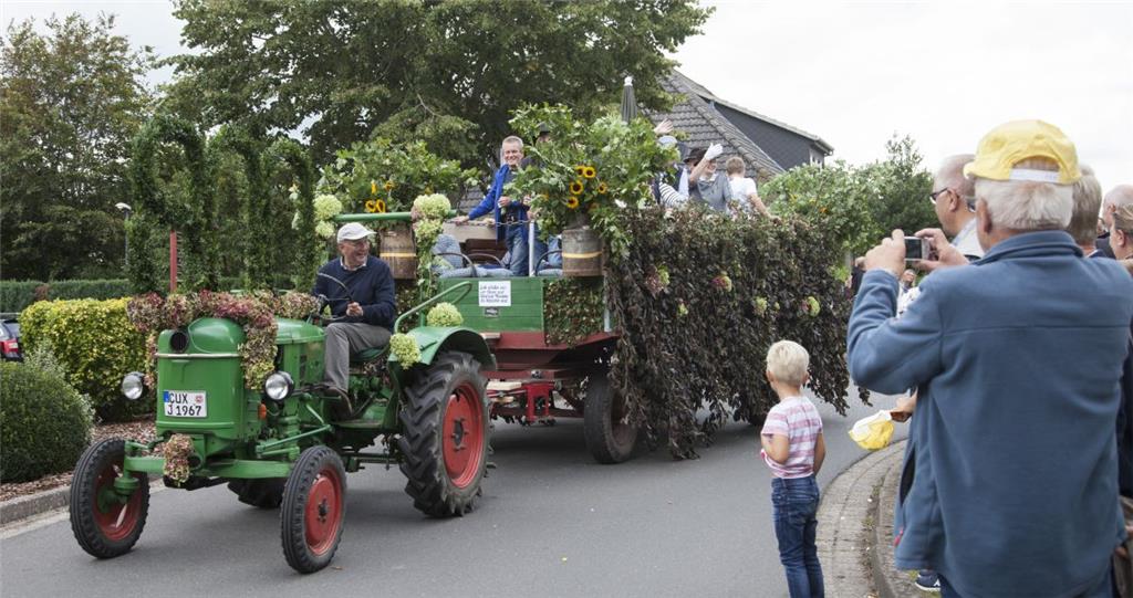Dieser kreativ &quot;bepflanzte&quot; Umzugswagen entlockte vielen Zuschauern ei...