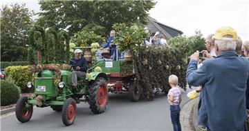 Dieser kreativ &quot;bepflanzte&quot; Umzugswagen entlockte vielen Zuschauern ei...