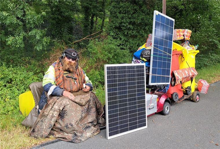Dieser Mann wandert seit acht Jahren ohne Ziel Marcel Suchomel wandert mit seinem elektrischen Rollstuhl und zwei Solarpaneelen durch das Cuxland.