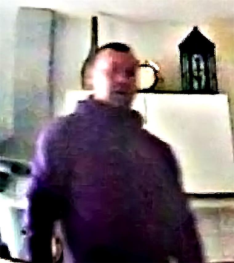 Achtung Sittensen: Wer kennt diesen Einbrecher? Dieser Mann wurde von einer Überwachungskamera aufgenommen.