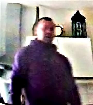 Dieser Mann wurde von einer Überwachungskamera aufgenommen.