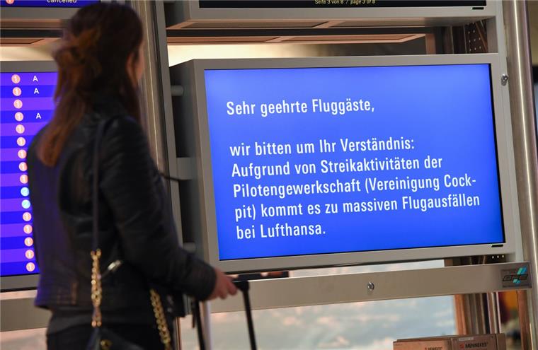 Piloten-Streik: Flüge in Bremen, Hamburg und Hannover fallen aus Dieser Monitor informiert weiß auf blau über den Piloten-Streik.