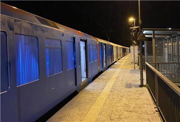 Dieser S-Bahn-Waggon wurde komplett mit blauer Farbe besprüht.