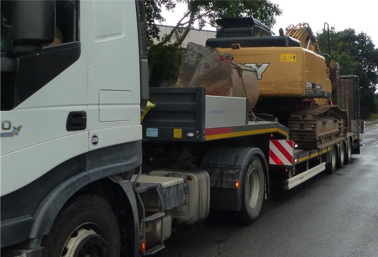 Schwertransport mit Mängeln unterwegs Dieser Schwertransport bracht mehr als zehn Prozent Übergewicht auf die Waage.