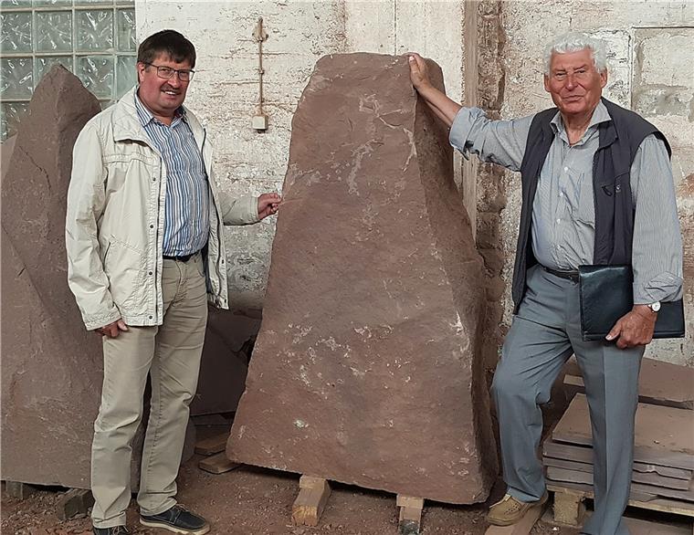 Weserstein für Blexen: Erster Schritt ist getan Dieser Stein soll’s sein: Gemeinsam haben Rolf Bultmann, Vorsitzender der Dorfgemeinschaft Blexen (links) und Fritz Jacob, Ideengeber des Projekts, den passenden Stein ausgesucht.