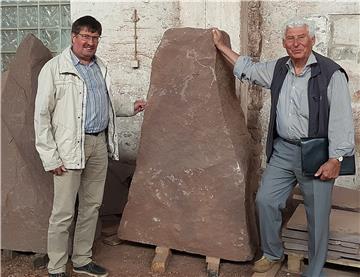 Dieser Stein soll’s sein: Gemeinsam haben Rolf Bultmann, Vorsitzender der Dorfgemeinschaft Blexen (links) und Fritz Jacob, Ideengeber des Projekts, den passenden Stein ausgesucht.