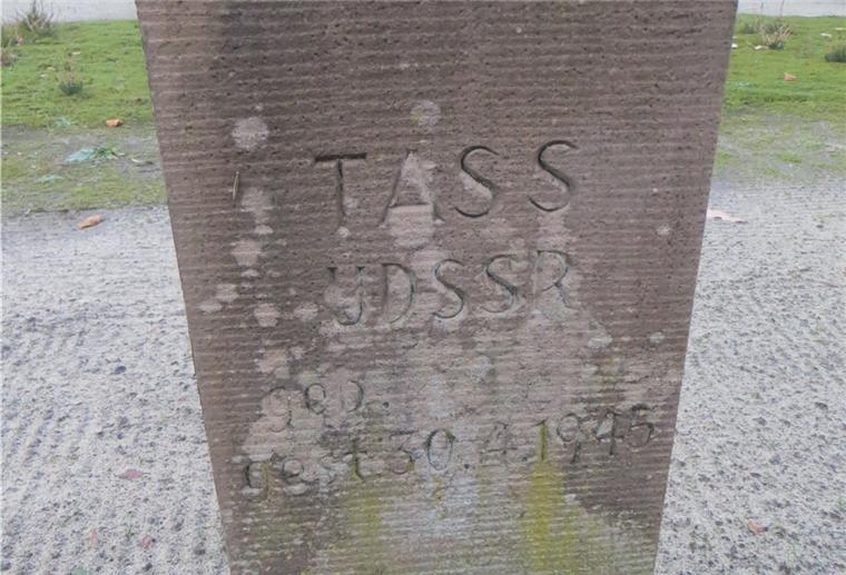 Mord auf dem Weg nach Zeven Dieser Stein steht auf dem Rhadereistedter Friedhof. Er erinnert an einen russischen Zwangsarbeiter, dessen Schicksal jetzt aufgedeckt wurde.