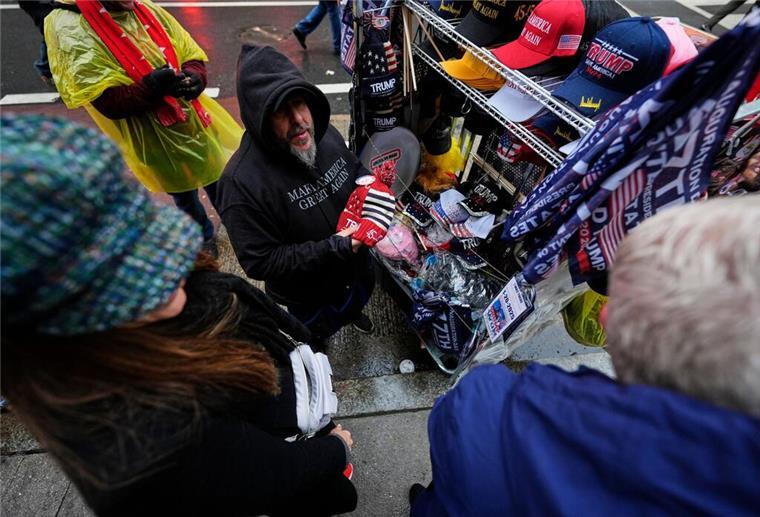 Trump tanzt zu „Y.M.C.A.“: Ein Song schallt durch Washington Dieser Straßenverkäufer wird vor der Arena, in der Trump später spricht, einiges an Merchandise-Artikeln los.
