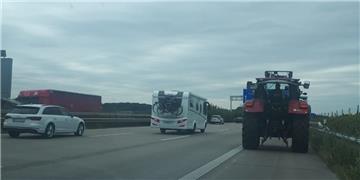 Dieser Trecker wird zum Hindernis auf der A29.
