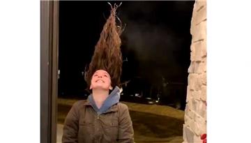 Dieser US-Amerikanerin frieren die nassen Haare zu einer Turmfrisur.
