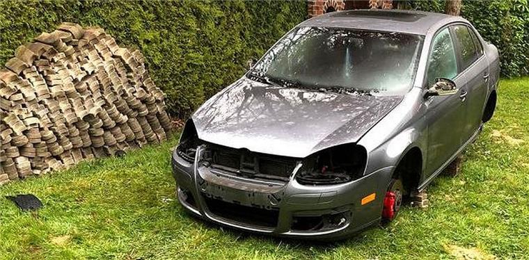 Unbekannte schlachten VW Jetta in Lehe aus Dieser VW Jetta wurde in Bremerhaven-Lehe komplett ausgeschlachtet.