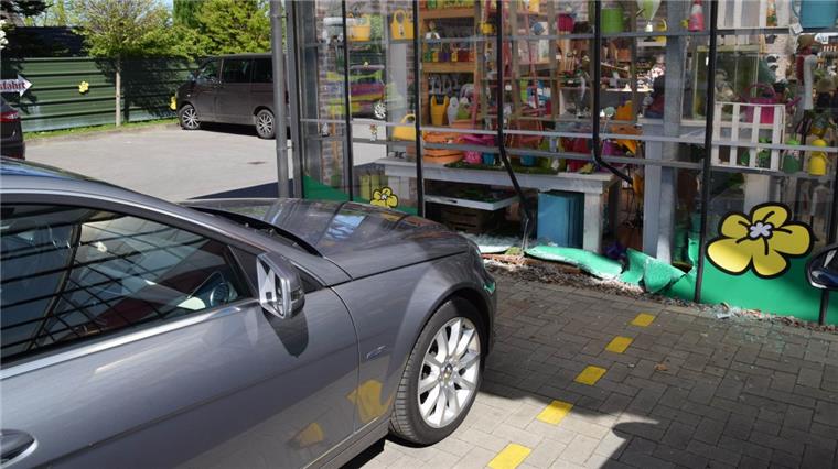 Bremerhaven: Autofahrer (92) zertrümmert Schaufenster von Blumengeschäft Dieser Wagen ist in die Glasfassade eines Blumengeschäfts gefahren.