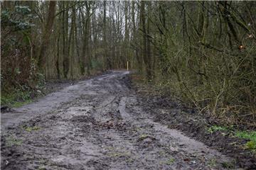 Dieser Weg führt vom Parkplatz an der Burgstraße zur Kinder- und Jugendfarm. Ohne Gummistiefel ist er quasi nicht mehr nutzbar.