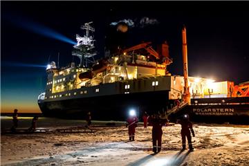 Dieses Archivbild zeigt den Forschungseisbrecher „Polarstern“ des Alfred-Wegener-Instituts während einer Expedition in der Abenddämmerung des Mid-Wintertages. In der Seestadt können Interessierte das Schiff besichtigen. 