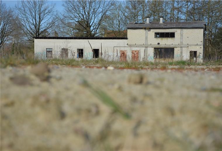 Dieses Areal an der Bremer Landstraße in Tarmstedt war viele Jahre lang Objekt des Streits. Der ist nun beigelegt, die Gemeinde ist wieder Eigentümerin. Das Gebäude im Hintergrund steht auf einem Nachbargrundstück. Mit dem Anblick müssen die Dorfbewohner vielleicht noch länger leben.