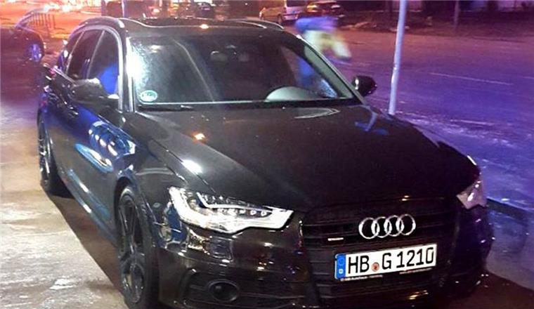 Dieses ausgebrannte Auto steht seit einigen Tagen auf dem Heinrich-Kappelmann-Platz in Wulsdorf.