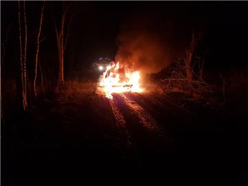 Dieses Auto ist auf einem Feldweg in Schiffdorf komplett ausgebrannt. Foto: Feue...