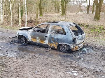 Dieses Auto ist auf einem Feldweg in Schiffdorf komplett ausgebrannt. Foto: Feue...