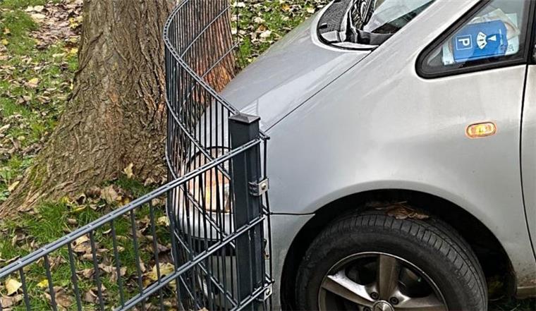 Führerloses Auto rollt in Lehe gegen Zaun Dieses Auto ist in Bremerhaven-Lehe gegen einen Zaun gerollt.