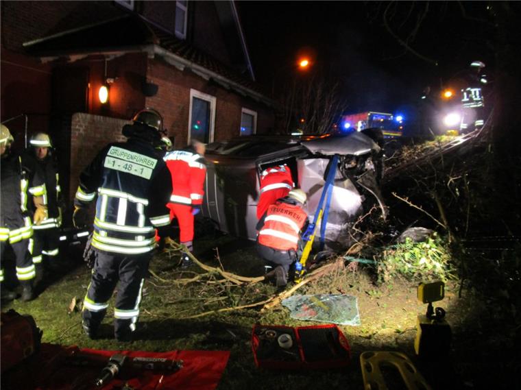 Dieses Auto landete im Garten eines Hauses - drei Meter unterhalb der Straße.