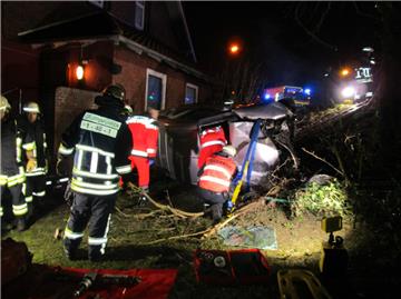 Dieses Auto landete im Garten eines Hauses - drei Meter unterhalb der Straße.