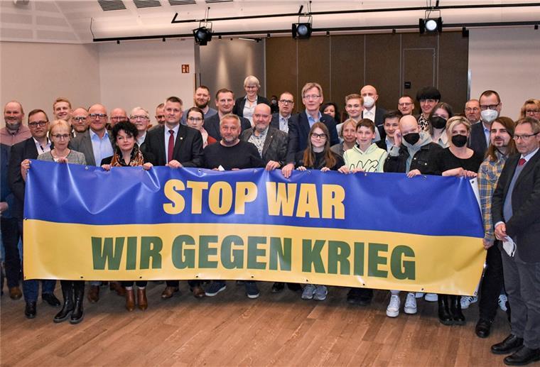 Geestland: Rat und Verwaltung setzen Zeichen der Solidarität Dieses Banner soll durch die Ortschaften Geestlands „wandern“. Am Montag präsentierten Rat und Verwaltung der Stadt ihren Appell für den Frieden.