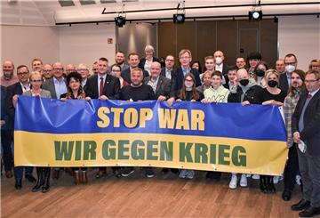 Dieses Banner soll durch die Ortschaften Geestlands „wandern“. Am Montag präsentierten Rat und Verwaltung der Stadt ihren Appell für den Frieden.