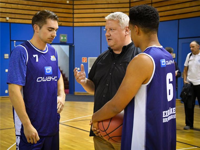 Dieses Bild ist gerade mal drei Wochen alt. Stephan Völkel (Mitte) spricht beim Trainingsauftakt der Eisbären mit Adrian Breitlauch und Anthony Canty. Jetzt verlässt Völkel den Zweitligisten wieder.  