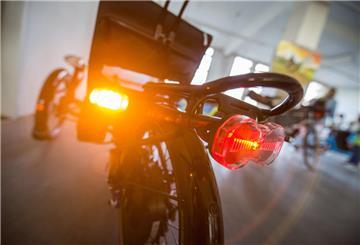 Dieses Bild von einem Fahrradblinker der Firma „Velokonzept“ stammt von 2018. Bisher sind Blinker am Fahrrad aber verboten.