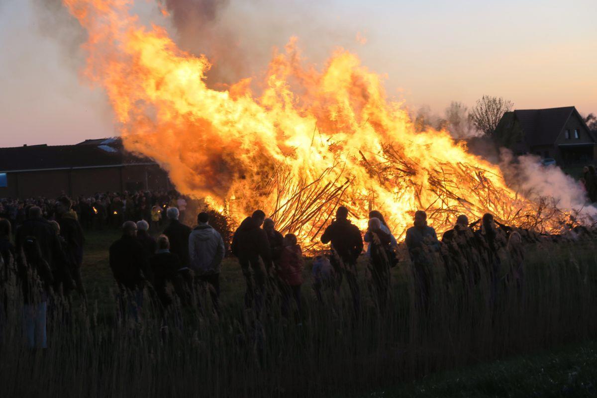 Dieses Bild zeigt das Osterfeuer in Tossens.