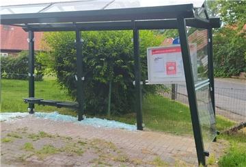 Dieses Buswartehäuschen wurde bei einem Unfall demoliert.