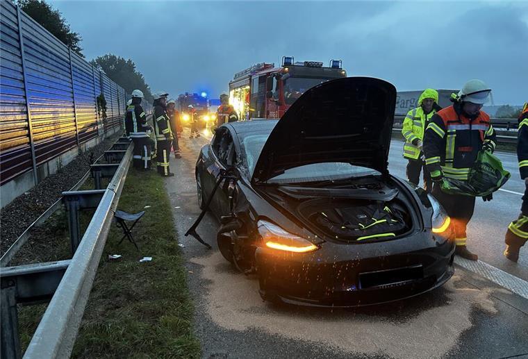 Heftiger Unfall: Elektro-Auto rast ungebremst in Lkw - drei Personen verletzt Dieses E-Auto ist am Sonnabendmorgen ungebremst einem Lkw aufgefahren.