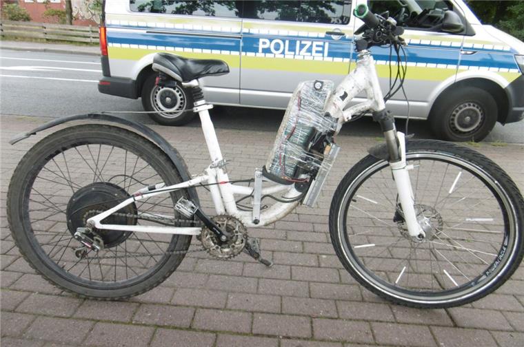 Delmenhorst: Polizei schnappt Fahrer mit kuriosem E-Bike Dieses E-Bike – Marke Eigenbau – wurde von der Polizei in Delmenhorst entdeckt.