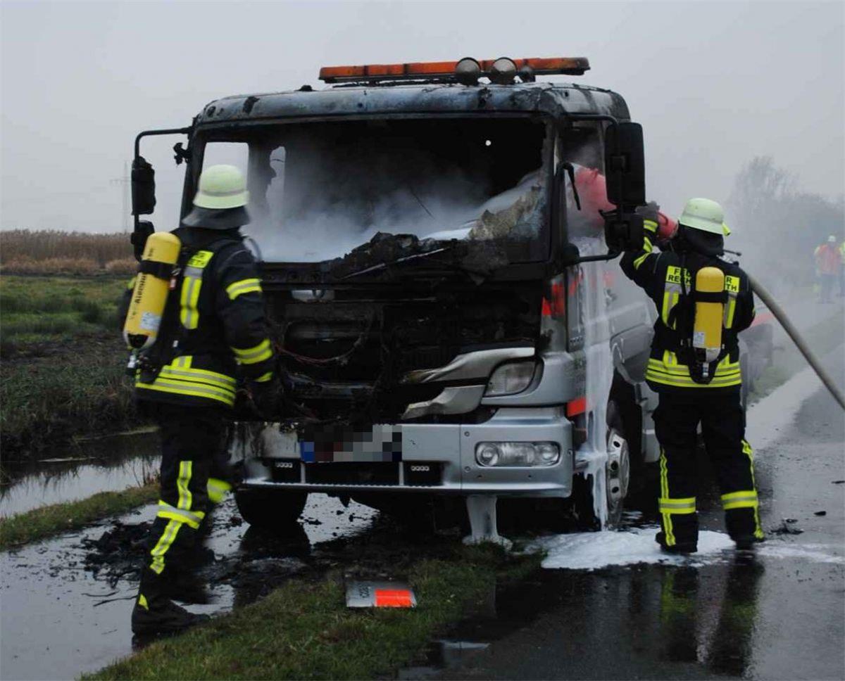 Abschlepper brennt bei Sandstedt komplett aus Dieses Fahrzeug ist bei Sandstedt ausgebrannt.
