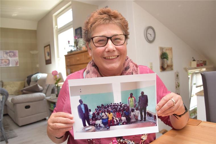 Nordenhamerin will Vorschule in Ruanda unterstützen Dieses Foto, das während ihres Ruanda-Aufenthaltes im März entstanden ist, zeigt die Vorschule und die Kinder, denen Susanne Küpker helfen möchte. Keine Tafel, keine Schreibhefte, keine Stifte: Dort fehle es an allem, sagt die Nordenhamerin.