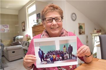 Dieses Foto, das während ihres Ruanda-Aufenthaltes im März entstanden ist, zeigt die Vorschule und die Kinder, denen Susanne Küpker helfen möchte. Keine Tafel, keine Schreibhefte, keine Stifte: Dort fehle es an allem, sagt die Nordenhamerin.