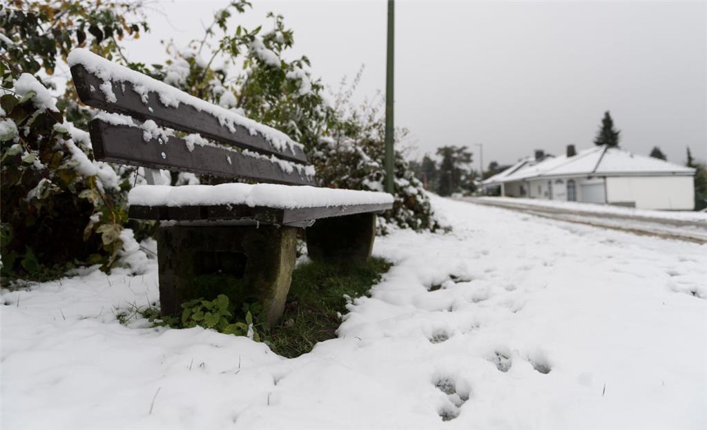 Dieses Foto einer schneebedeckten Bank wurde heute in Bielefeld (Nordrhein-Westfalen) aufgenommen.