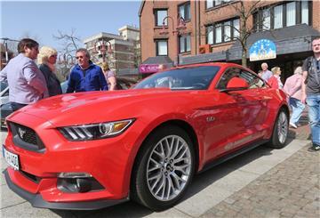 Ein rotes Auto von der Seite.