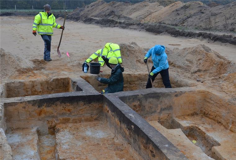 Zeven: Grabung bringt 1157 Funde ans Licht Dieses Foto entstand im November 2018. Mitarbeiter der Grabungsfirma beschäftigten sich mit Überresten eines Grubenhauses, in dem sie unter anderem Keramik fanden.