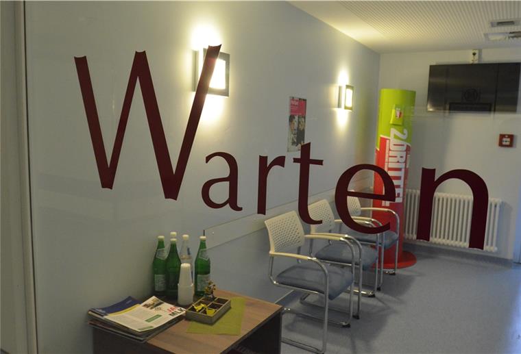 Zeven: Das sind die Pläne fürs alte Krankenhaus Dieses Foto erinnert an bessere Zeiten. Es zeigt einen Wartebereich im Zevener Krankenhaus, das vor zwei Jahren geschlossen wurde. Viele Räume sind bis heute ungenutzt, was die Eigentümer gerne ändern würden.