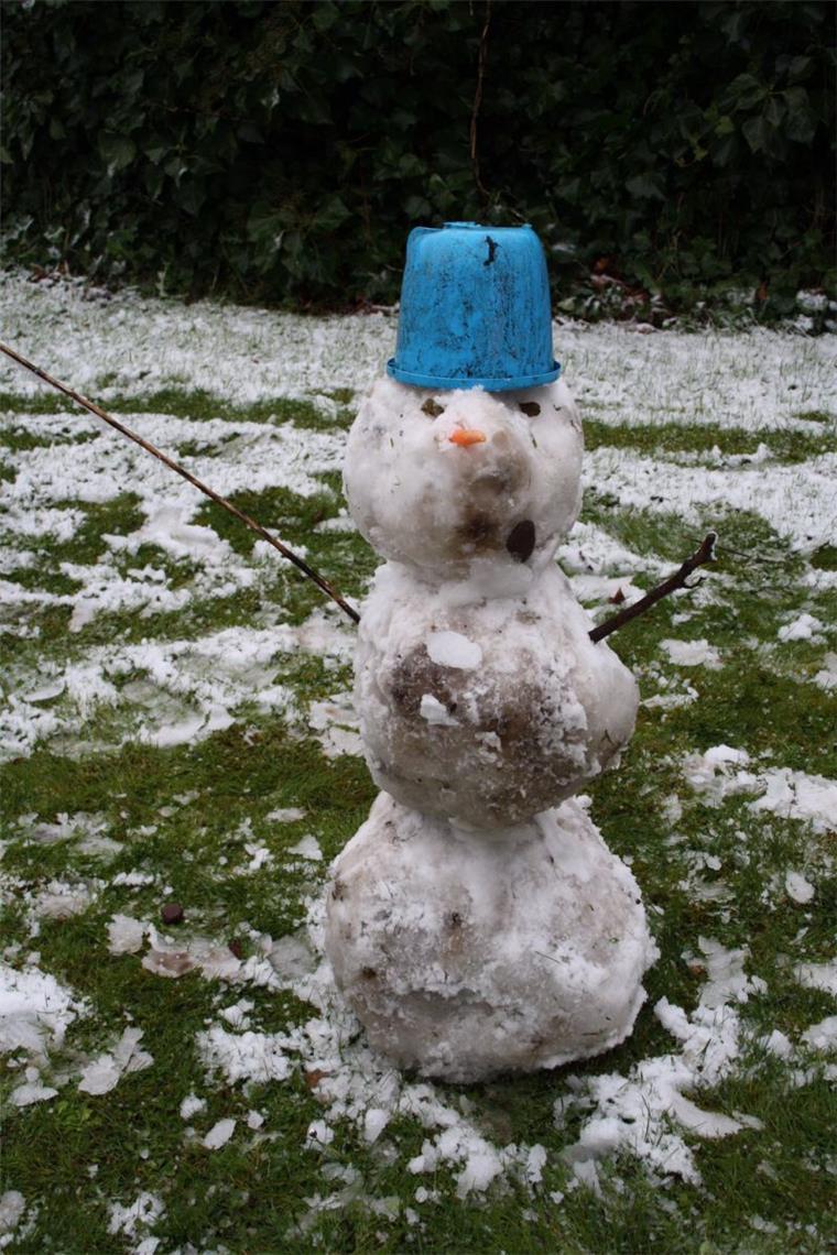 Es werden wieder Schneemänner gebaut Dieses Foto hat der Landesvorsitzender der FDP Bremen, Hauke Hilz, geschossen. Seine Kinder haben den Schneemann gebaut.