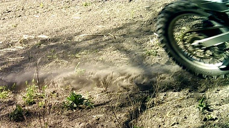 Breddorf: Umweltprojekt leidet unter Reitern und Bikern Dieses Foto hat eine von Andreas Rugens Wildkameras in Breddorf geschossen, wenige Tage nachdem der Landwirt an gleicher Stelle eine Wildackermischung ausgesät hatte. Zu sehen ist der Hinterreifen eines geländegängigen Motorrads.