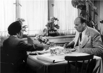 Dieses Foto zeigt Liesl Karlstadt und Beppo Brem in einem Werbespot für Persil, der am 3. November 1956 zum ersten Mal im Fernsehen ausgestrahlt wurde. Es ist der erste deutsche Fernseh-Werbespot.